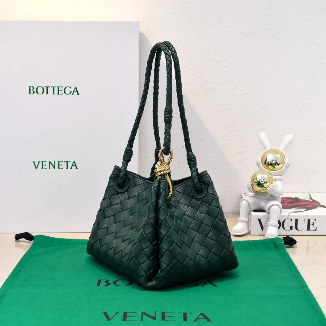 Batch 1760 BV home is new! Andiamo combines Bottega Veneta archives parachute handbags to inherit retro elements and integrate modern trends. The same style as Shu Qi's Beijing Night. It is a continuation of the classic bag. It has three functions: hand carry, shoulder and cross-body. It is embellished with metal brass knot buckles. The capacity of the small one is amazing. It can easily hold sunglasses in a box/small bottle of water/powder powder/charger and other daily necessities when going out. The upper body is versatile. Style number: 6569 Size: 21*17*16.5cm